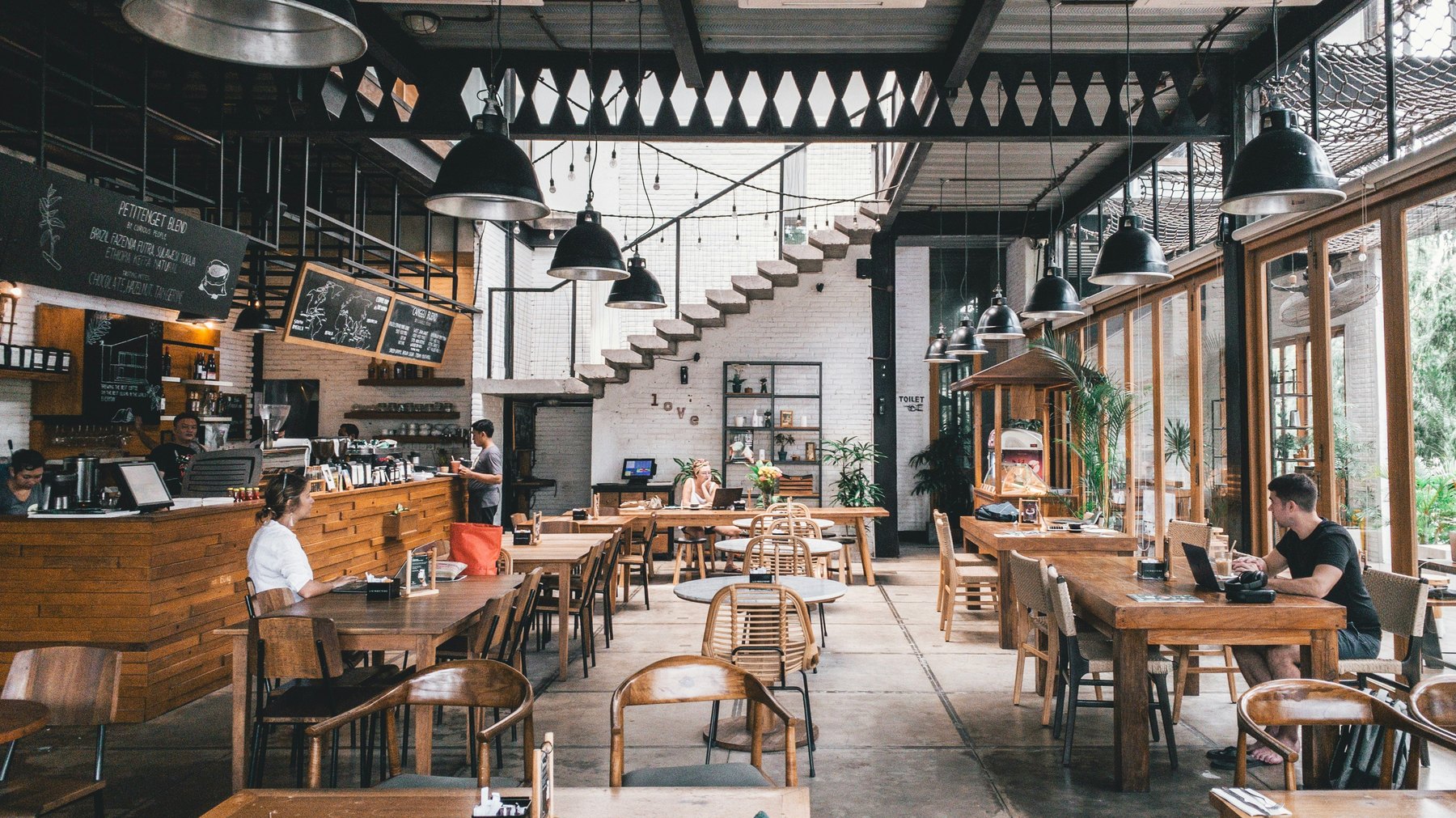 Sala de un restaurante vacía antes del servicio