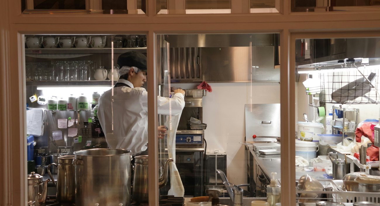 Cocina de restaurante en servicio vista desde la sala