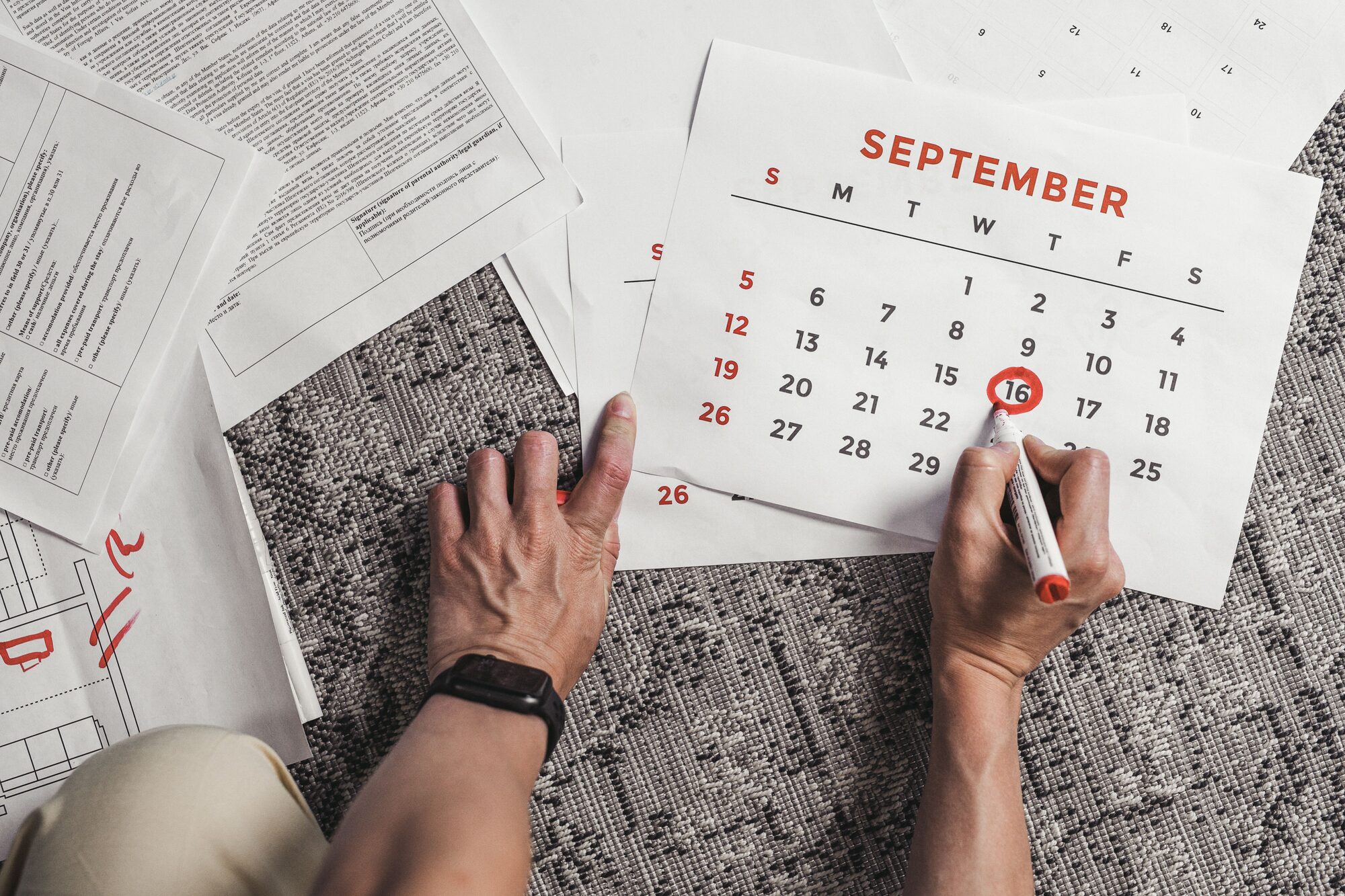 Calendario de pared con los días del mes