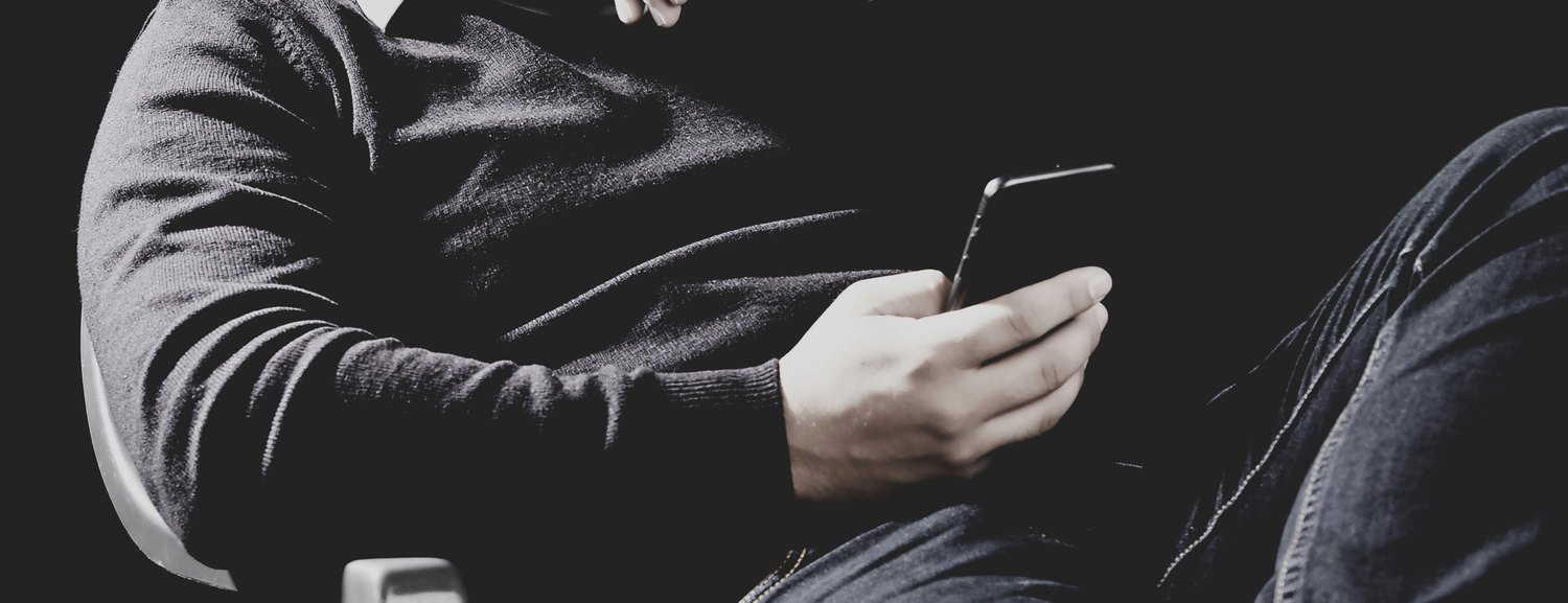 Un movil en la mano, fichando