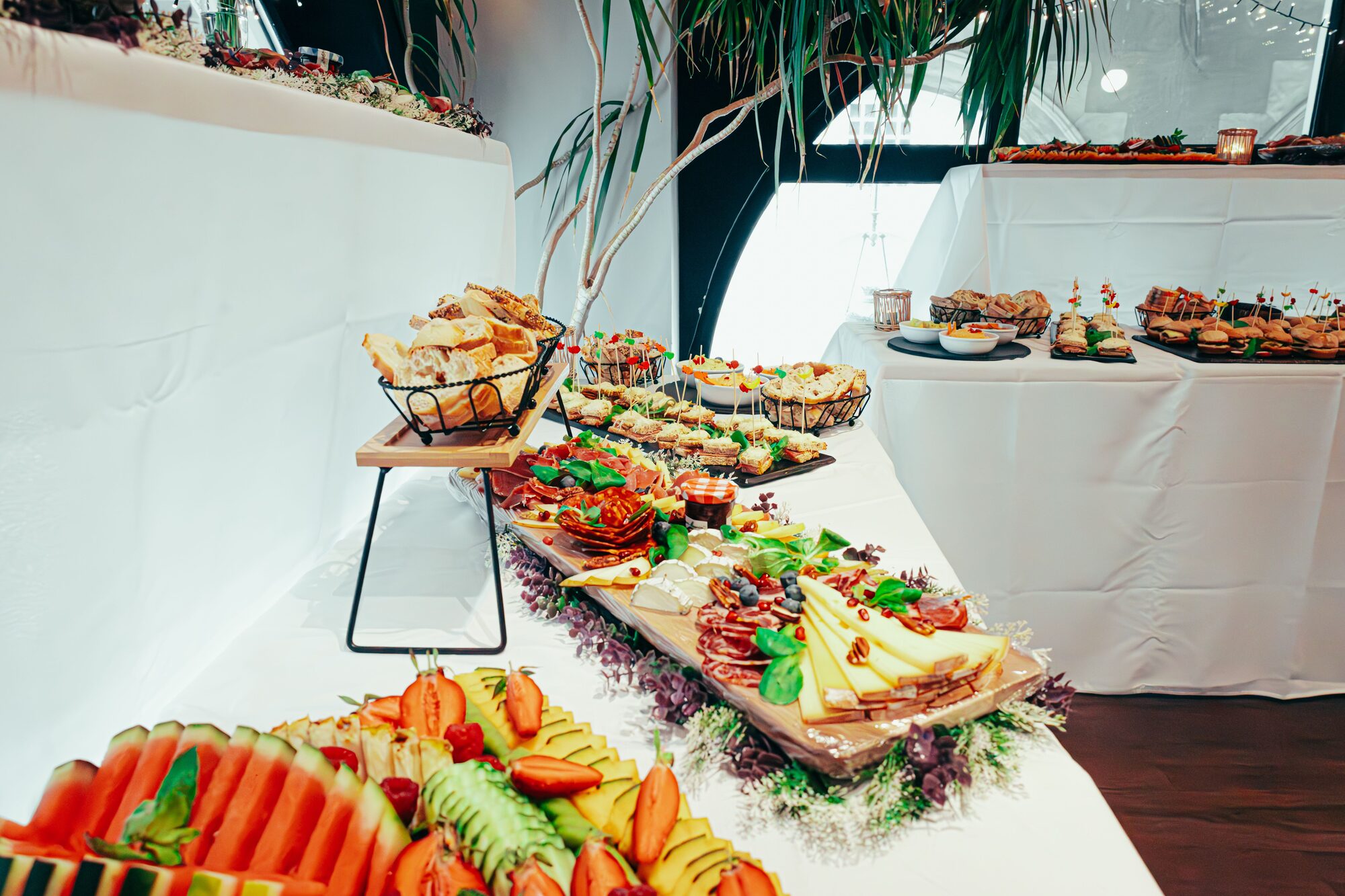 Mesa larga con muchos platos distintos servidos