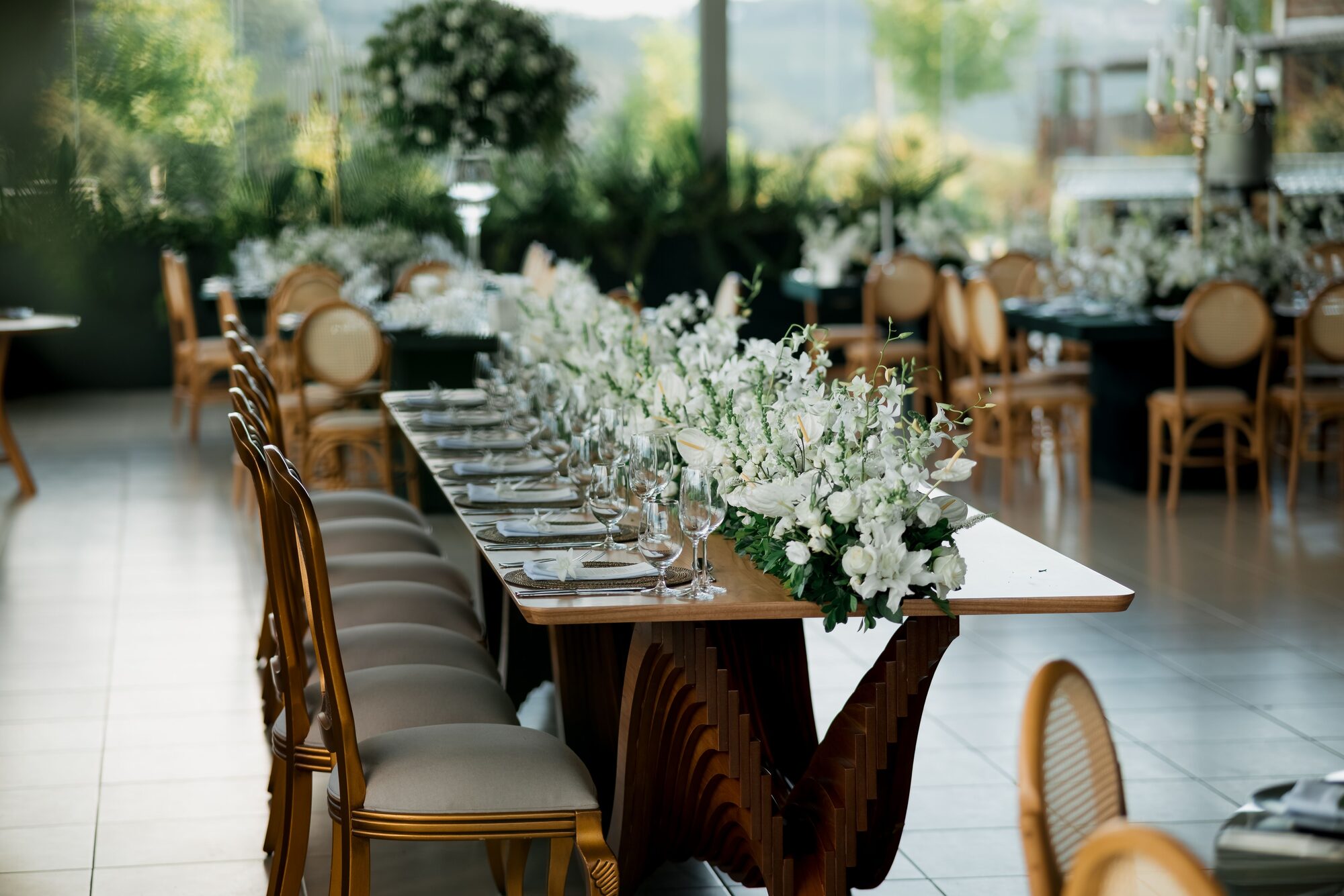 Mesa larga montada para un banquete